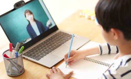 小学生のオンライン授業　イメージ
